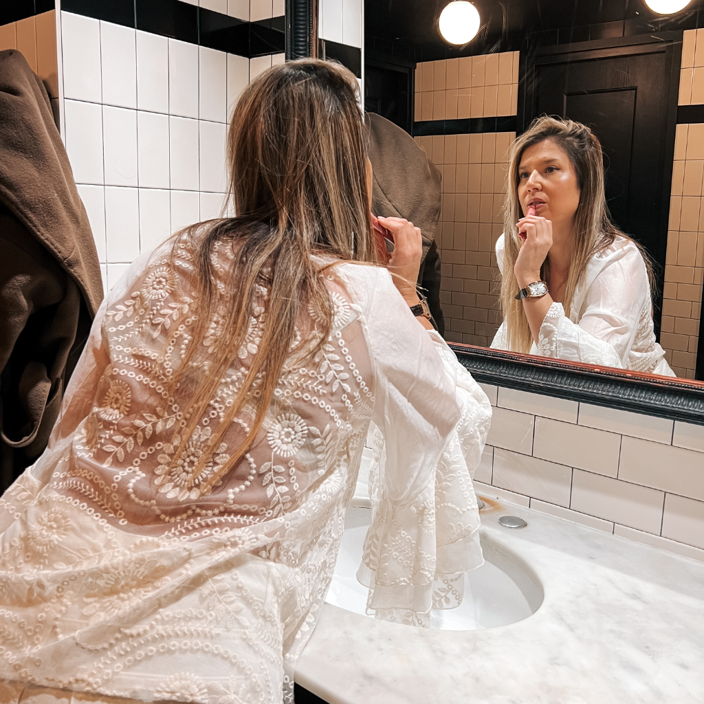 Blusa Bordada em Tule com Manga Flare