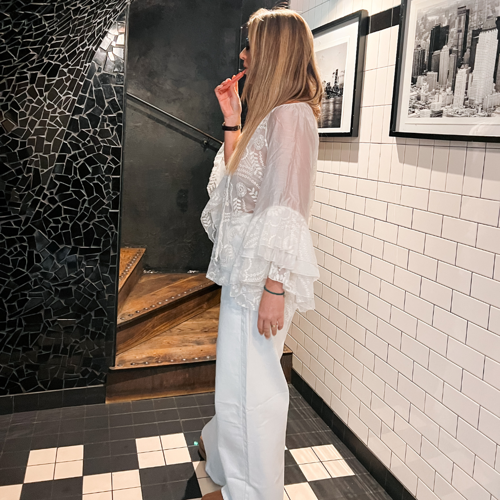 Blusa Bordada em Tule com Manga Flare