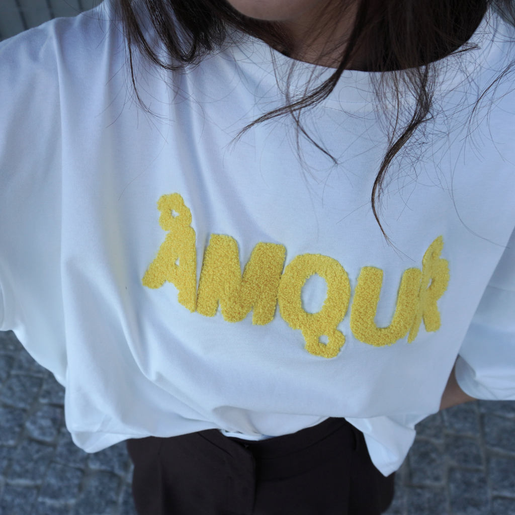 T-shirt Branca com Detalhe Bordado