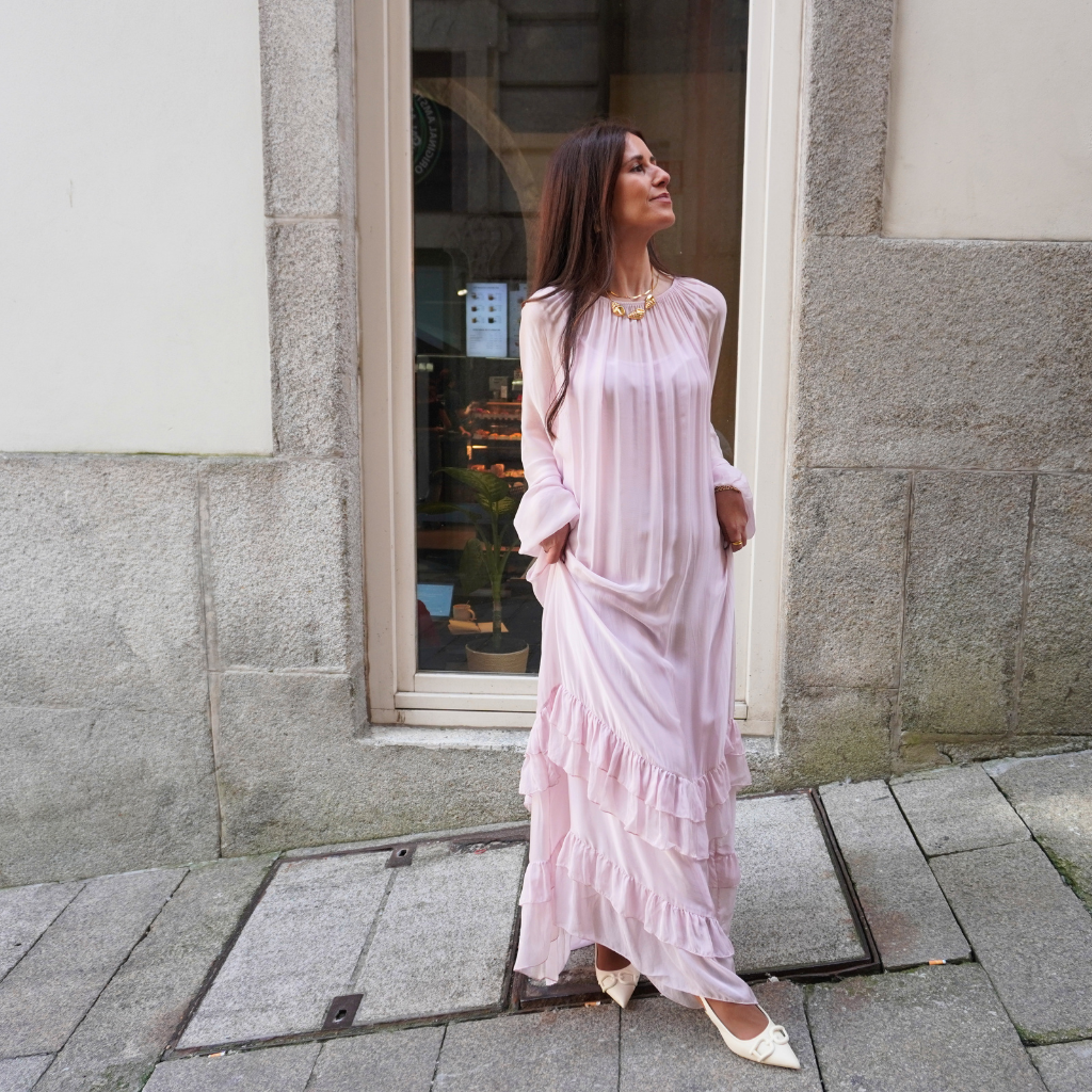 Vestido Fluido em Chiffon com Folhos