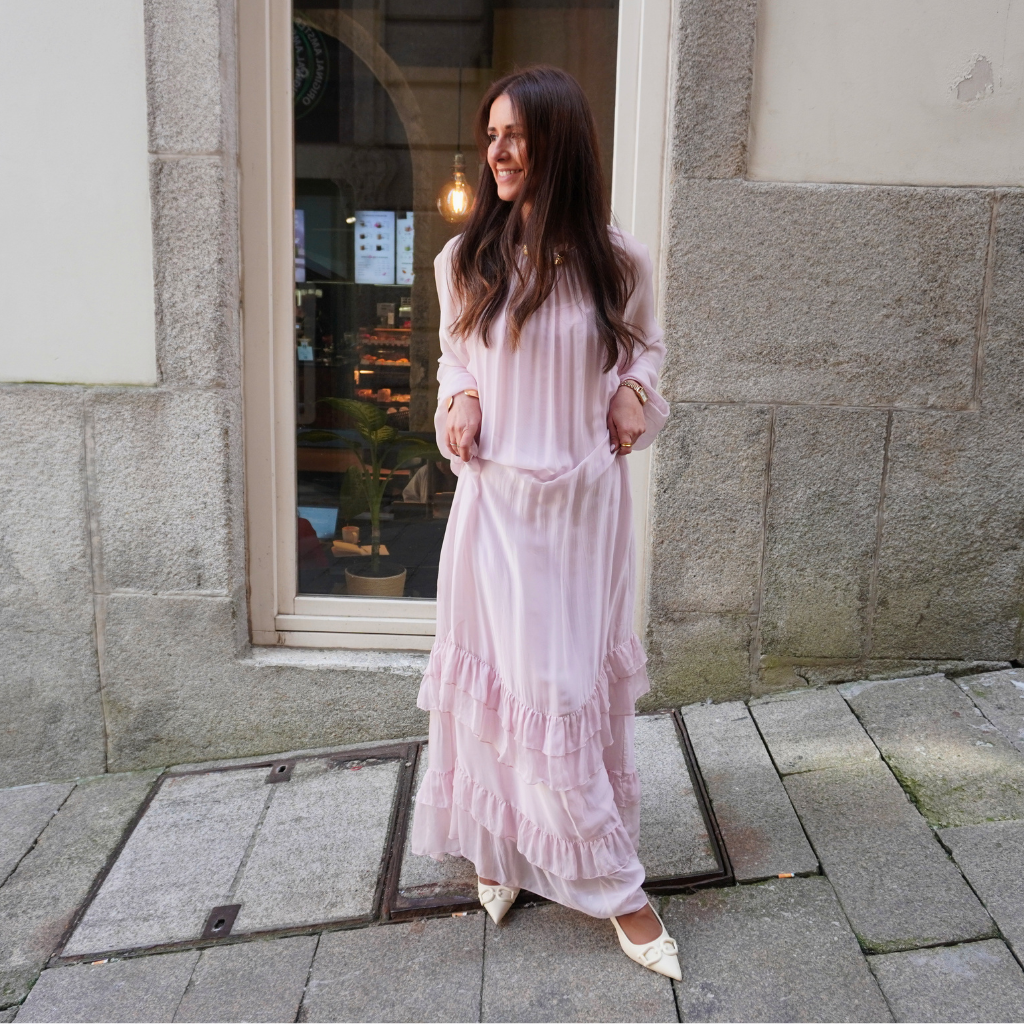 Vestido Fluido em Chiffon com Folhos