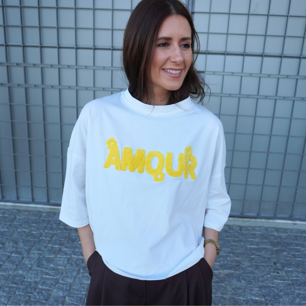 T-shirt Branca com Detalhe Bordado